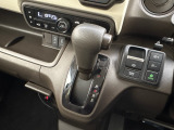 運転のしやすいシフトレバー。