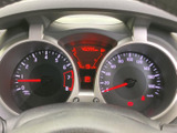 視認性の高いメーター類で、運転に必要な情報を的確に把握できます。走行距離も確認でき、コンディションの把握にも役立ちます。