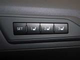 運転席は三人分のシートポジションを記憶します。