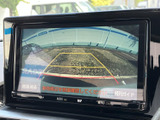 駐車時の安全性を高めるバックモニター。狭い場所でもスムーズな駐車をサポートし、ドライバーの負担を軽減します。後方確認が容易です。