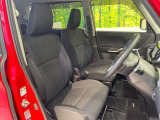運転席まわりには十分なスペースがあり、大柄な方でもゆったり運転していただける環境です。