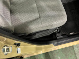 痛みの出やすい運転席シートの角、フロアマット、座面、ともに良好です