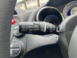 雨の日の運転をサポートするワイパーレバー。視界を確保し、安全な運転をサポートします。雨天時でもクリアな視界を確保できます。