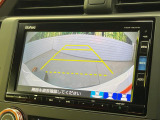 【バックカメラ】駐車時に後方がリアルタイム映像で確認できます。大型商業施設や立体駐車場での駐車時や、夜間のバック時に大活躍!運転スキルに関わらず、今や必須となった装備のひとつです!