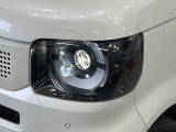 【LEDヘッドライト】悪天候や夜間走行時も良好な視界を確保し安心して運転できる高輝度LEDヘッドライトを装備!点灯速度が早く、消費電力も抑えられています。