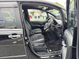 広々とした室内空間で、ゆったりとくつろげます。運転席からの視界も広く、運転操作も行いやすい設計です。快適なドライブをサポートします。