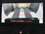 こちらのバックカメラは画面にラインが表示されておりますので、バック持のクルマの進行方向の目安になります。より高いレベルで車庫入れをサポートする、便利な機能ですね。