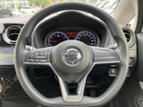 握りやすいステアリングは、運転の楽しさを高めます。操作性にも優れており、スムーズなハンドリングを実現します。