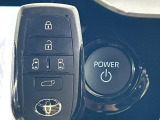 【パワーバックドア】スマートキーや運転席のボタンを押すだけでリアゲートが自動で開閉します!荷物を持っている時や、高い位置にあるバックドアを閉める際に便利な機能です♪
