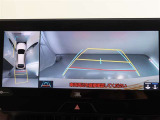 パノラミックビューモニター付きです。車両を上から見たような映像をモニター画面に表示。運転席からの目視では見にくい、車両周辺の状況をリアルタイムでしっかり確認できます。