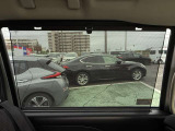 日差しが強い時、UVカットガラスに加えてロールシェイドが役立ちます・使わない時は、ドアの中に入っちゃいます!