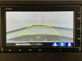 【バックカメラ】運転が苦手な方も車庫入れラクラクです!ギアをリバースに入れれば自動的に切り換わりますので、面倒な操作は不要です♪狭い駐車場もお車を傷つけず安心ですね!