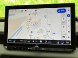 高精細な地図表示で、運転状況に合わせてスムーズなルート案内を実現。初めての場所でも安心して走行できます。