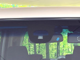 【シティブレーキアクティブシステム】低速走行中に前方の車両等を認識し、衝突しそうな時は警報とブレーキで衝突回避と被害軽減をアシスト。より安全にドライブをお楽しみいただけます。