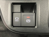 【電動パーキングブレーキ+オートブレーキホールド機能】 指先だけで簡単に操作が可能なパーキングブレーキ、スイッチを押すとブレーキペダルから足を離してもブレーキを保持できるオートブレーキホールド搭載。