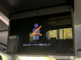 【14型有機ELフリップダウン】三列目からでも迫力のエンタメが観れる大画面フリップダウン。有機ELのモニターでは、一般的なフリップダウンよりも高コントラストでキレイな映像を楽しめます。