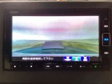 【バックカメラ】運転が苦手な方も車庫入れラクラクです!ギアをリバースに入れれば自動的に切り換わりますので、面倒な操作は不要です♪狭い駐車場もお車を傷つけず安心ですね!