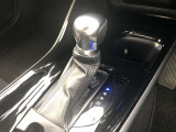 操作しやすいATシフトです。 シフトチェンジを気にしなくていいので運転だけに集中できますね。 自然と手に届くところにある、手になじむ形状のシフトノブがいいですね。