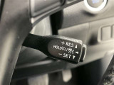 クルーズコントロール機能が付いています。 速度を設定するとアクセルを踏まなくても一定の速度で走ることができます。  高速道路ではとても便利な装置なんです。