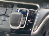握りやすいステアリングは、運転操作をスムーズにします。オーディオやハンズフリー通話など、便利な機能も操作可能です。