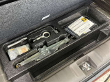 【パンク修理キット】スペアタイヤの代わりにパンク修理キットが備え付けられております