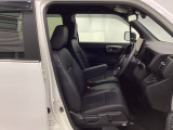 【ベンチシート】運転席と助手席の移動もスムーズ!狭い駐車場での乗り降りや、お子様の乗り降りにも便利です。座席の間にコンソールボックスやドリンクホルダーがないため、車内空間が広く感じます。