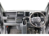 操作性に優れた運転席となります!小物入れや各ボタンの配置にこだわり、使いやすいです!座り心地もよく視認性も良好なのでロングドライブもお任せ下さい!