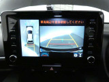 パノラミックビューモニターを装備。駐車場や交差点で周囲の安全確認をサポートします。