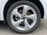 20インチ純正アルミホイール装備 全車両に標準装備の純正アルミホイールは、純正ならではのバランスの良いデザインと、走行安定性をお楽しみ頂けます。