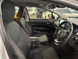 運転席の画像です。足元やシートまわりに余裕があり、リラックスした姿勢で運転が可能です。視界も良好で操作系へのアクセスもしやすく、快適で安心感のあるドライブをサポートします。