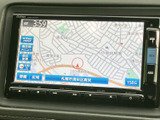 鮮明な地図表示で、目的地までのルートをスムーズに検索。渋滞情報もリアルタイムで確認できるので、快適な移動が可能です。
