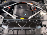 【BMWエンジン】革新的なガソリン・エンジン・テクノロジーによる高性能かつ高効率。レスポンスの良いパワーを発揮。常にスムーズな吸気を実現しアクセル開度にダイレクトに反応しドライビングを楽しく演出。
