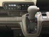 CVT車のセレクトレバーです。低速から高速まで、変速ショックのないスムーズな走りを実現するとともに、エンジン効率のよい領域を維持することで燃費にも貢献します。