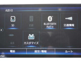 Bluetooth接続もできます。運転に欠かせない交通情報も確認できスムーズなドライブを実現します。また、携帯電話とつなげることでハンズフリーで電話をすることができ便利です。