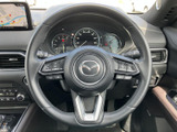 握りやすいステアリングは、運転操作をスムーズにします。オーディオやハンズフリー通話の操作も可能で、安全運転をサポートします。