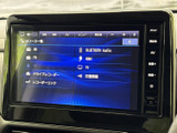 お気に入りの音楽やラジオを快適に楽しめます。多彩なソースに対応し、長距離ドライブも飽きさせません。音響設定も細かく調整可能です。