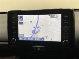 【8インチディスプレイオーディオ】各種オーディオ機能とスマホ連携機能を搭載。ナビキットを装着しているので、車載ナビとしても使用可能です。機能の詳細につきましては、展示店舗までお尋ねください。