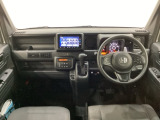車内は光触媒抗菌消臭施工済です。インパネ周りはスタイリッシュなデザインで機能や装備も充実しています。グローブボックスやカップホルダーのほかにトレーなどたくさんの収納スペースが付いています。