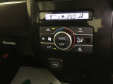 オートエアコンです。車内を快適な状態に自動調整してくれます。また、駐車時などイグニッションOFF状態の時に外気モードになるので、車内のこもり臭を防いでくれます。