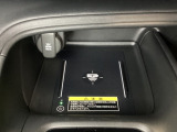 センターコンソールにはワイヤレス充電器を装備してます。Qi(チー)規格対応のスマートフォンなどを置くだけでワイヤレスで充電可能です。またスマートフォンの充電可能なUSB端子なども別途装備しています。