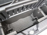 荷室下にも掘込式の収納スペースが。ボードを立てて背の高い荷物を載せることも可能です。