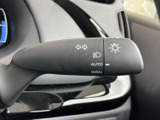 操作感の良いウインカーレバーは、スムーズな車線変更をサポートします。安全運転に欠かせない機能です。