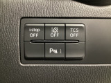 運転席脇のクラスタースイッチ部分にはパーキングセンサー、その他走行系スイッチを集中配置しております。