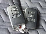カギを取り出す手間がなく施錠開錠・エンジン始動ができる便利なスマートキーです!荷物で手がふさがっていたり、雨天時にも役立ちます☆