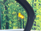 【ブラインドスポットモニター】走行中、ドアミラーの死角になりやすい箇所に後続車が接近するとサイドミラーのレンズに警告を表示!ドライバーに注意喚起をしてくれます。