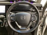 ハンドルにHondaセンシング系のクルーズコントロールやレーンキープアシストなどのスイッチと、オーディオの操作スイッチが装備されています。ハンドルから手を離さず安全に操作できます。