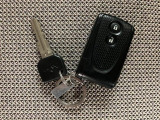 スマートキーを装備しています☆カギをカバンやポケットに入れて頂いた状態でドアロックの開閉やエンジンスタートをして頂けますよ!とても便利な装備です!