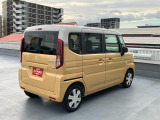 右斜め後ろからの特徴的なフォルム。狭い路地裏でも運転しやすそうな小回りが利くコンパクトボディ♪