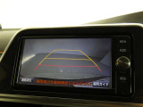 車庫入れの強い味方。後退時の死角をチェックするために便利です。