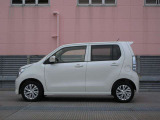 純正アルミで全体的にデザインがまとまっています。車も人も、オシャレはまずは足元からですね。